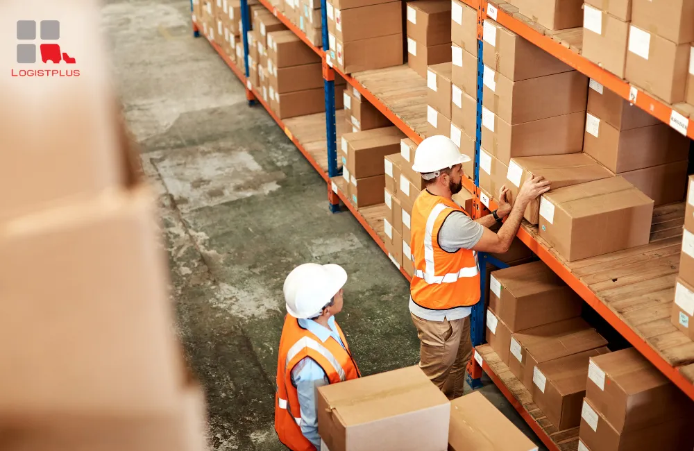 คลังสินค้า Fulfillment พนักงานตรวจเช็กคลังสินค้า